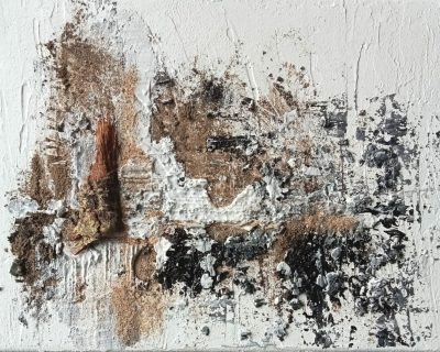 Des cendres et des morceaux de bois appliqués sur cette toile