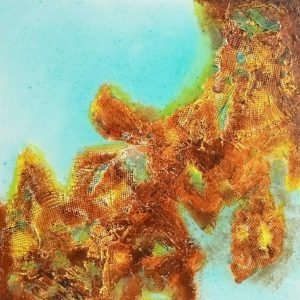 sur fond bleu clair représentant la mer, les couleurs de terre font irruption au plein milieu de l'océan