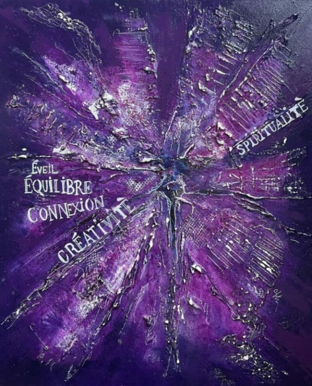 tableau peinture abstraite contemporain violet pourpre, en acrylique et techniques mixtes présentant une pierre précieuse, composé de reliefs et de textures